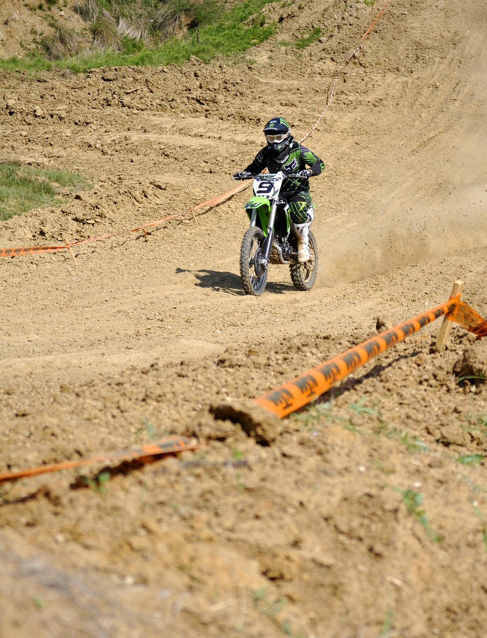 Junger Motocross-Fahrer auf der Rennstrecke